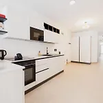 Brand New 3br Family Flat Balcony & Side Seaview セント・ポールズ・ベイ