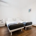 Brand New 3br Family Flat Balcony & Side Seaview アパート セント・ポールズ・ベイ